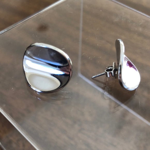 Vintage Avon curved disc pierced earrings silver tone - Picture 14 of 16